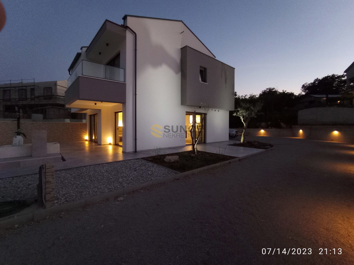 VRBNIK, BELLISSIMA CASA MODERNA, COMPLETAMENTE ARREDATA CON PISCINA E VISTA MARE!