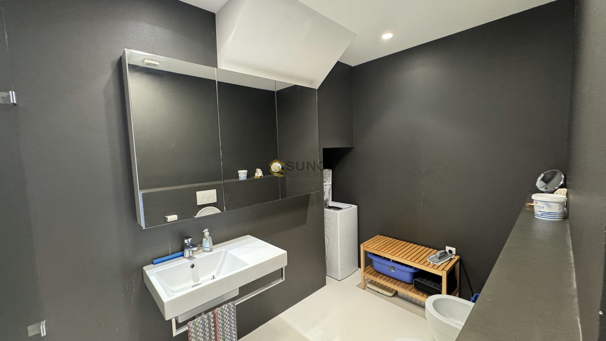 Città di Krk appartamento al piano terra di 91m2 con giardino privato e vista mare!