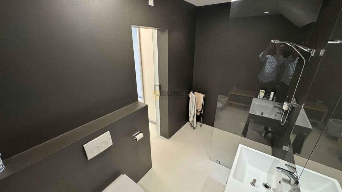 Città di Krk appartamento al piano terra di 91m2 con giardino privato e vista mare!
