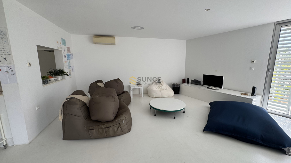 Città di Krk appartamento al piano terra di 91m2 con giardino privato e vista mare!
