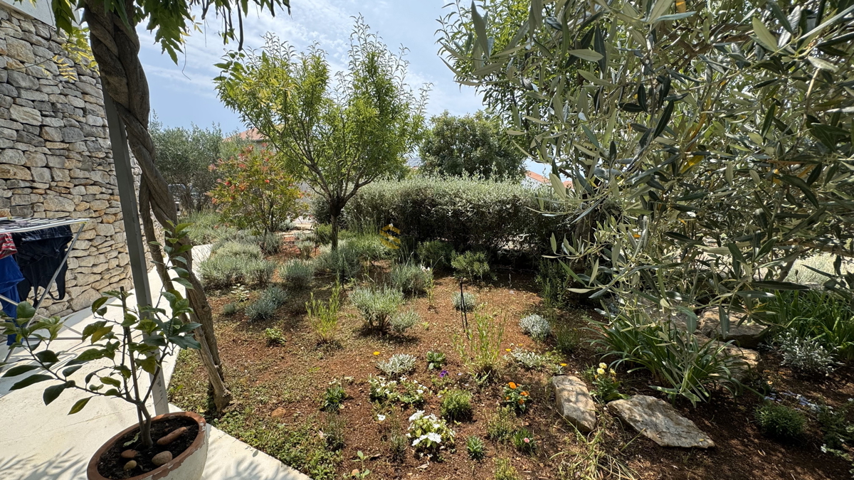 Città di Krk appartamento al piano terra di 91m2 con giardino privato e vista mare!