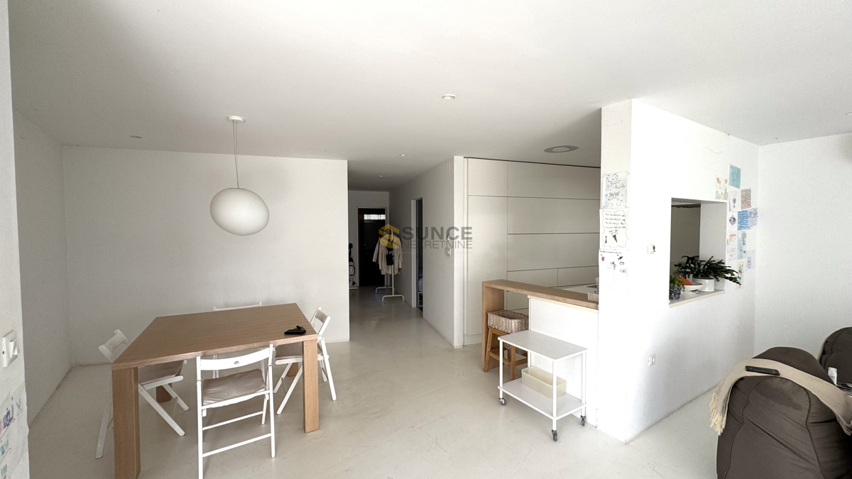 Città di Krk appartamento al piano terra di 91m2 con giardino privato e vista mare!