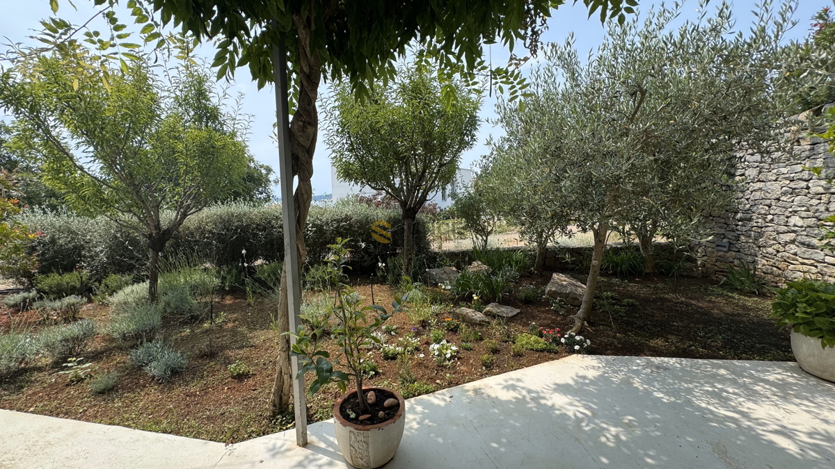Città di Krk appartamento al piano terra di 91m2 con giardino privato e vista mare!