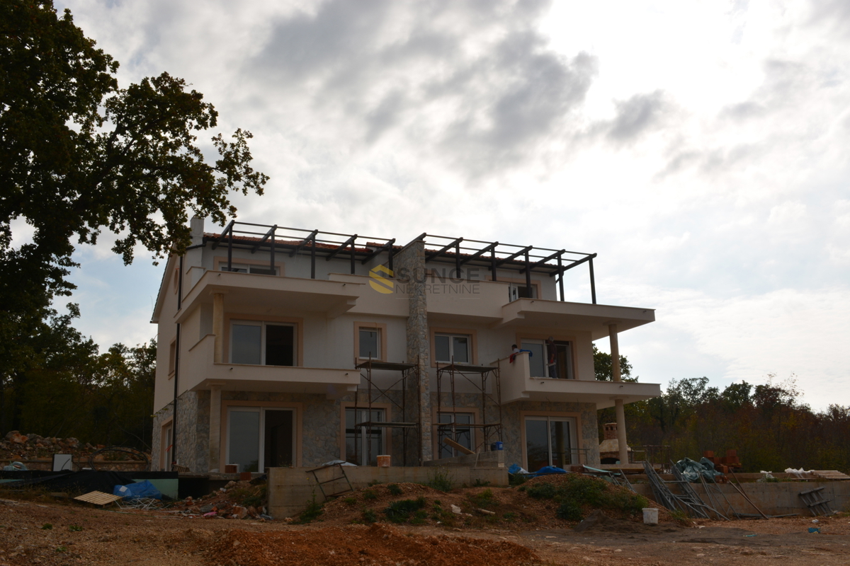 L&apos;isola di Krk, Njivice, nuova graziosa casa bifamiliare su 3 piani con giardino e piscina!