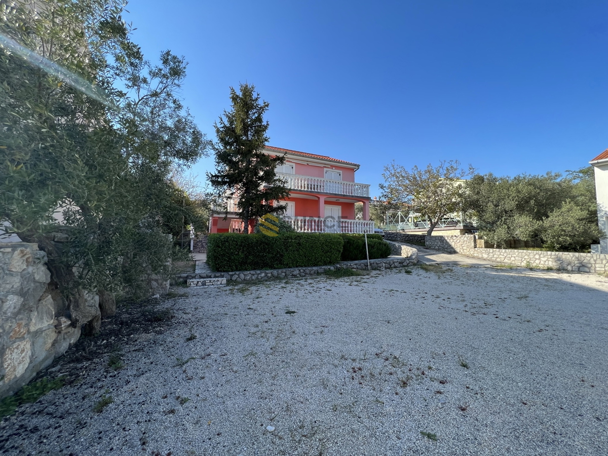 L&apos;isola di Krk, casa indipendente di 300m2 con quattro appartamenti in una bella posizione!