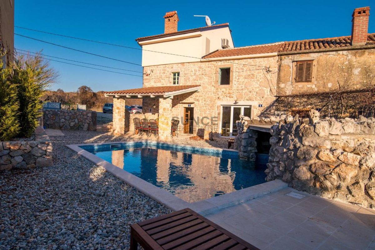 L&apos;isola di Krk, una vecchia casa in pietra splendidamente decorata con piscina!