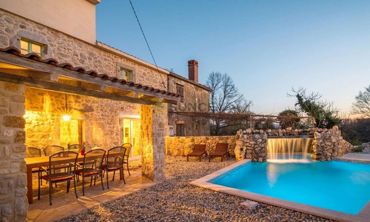 L&apos;isola di Krk, una vecchia casa in pietra splendidamente decorata con piscina!