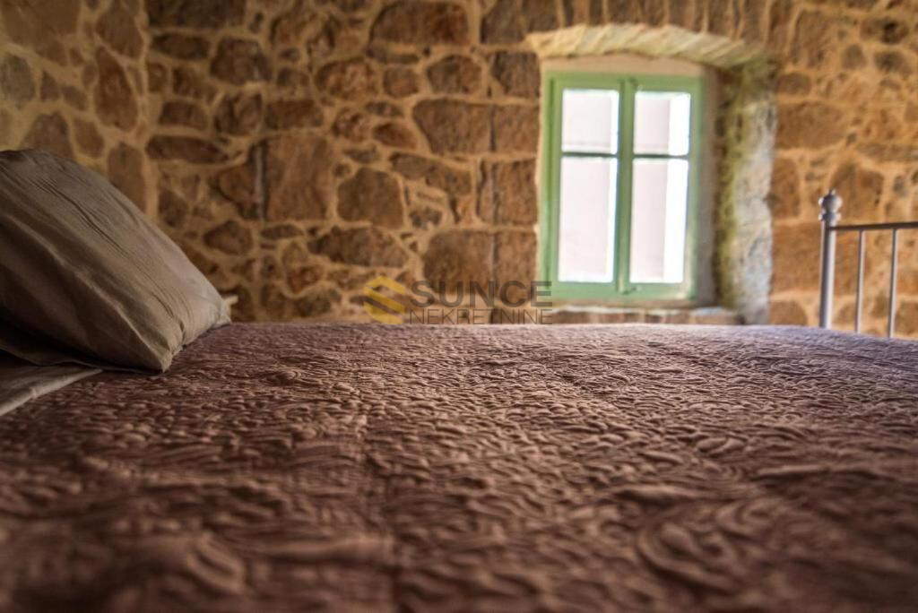 L&apos;isola di Krk, una vecchia casa in pietra splendidamente decorata con piscina!