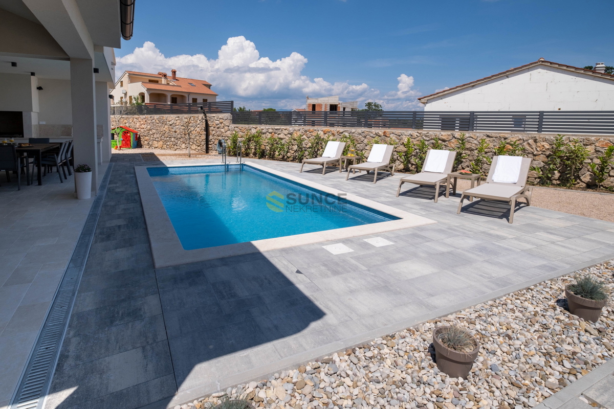 ISOLA DI KRK, villa splendidamente arredata con piscina in una posizione bellissima e tranquilla!