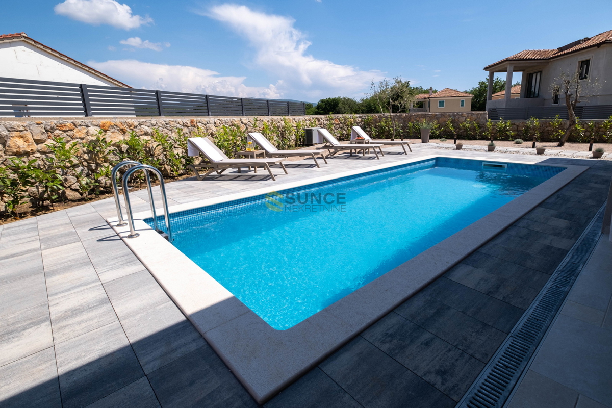 ISOLA DI KRK, villa splendidamente arredata con piscina in una posizione bellissima e tranquilla!