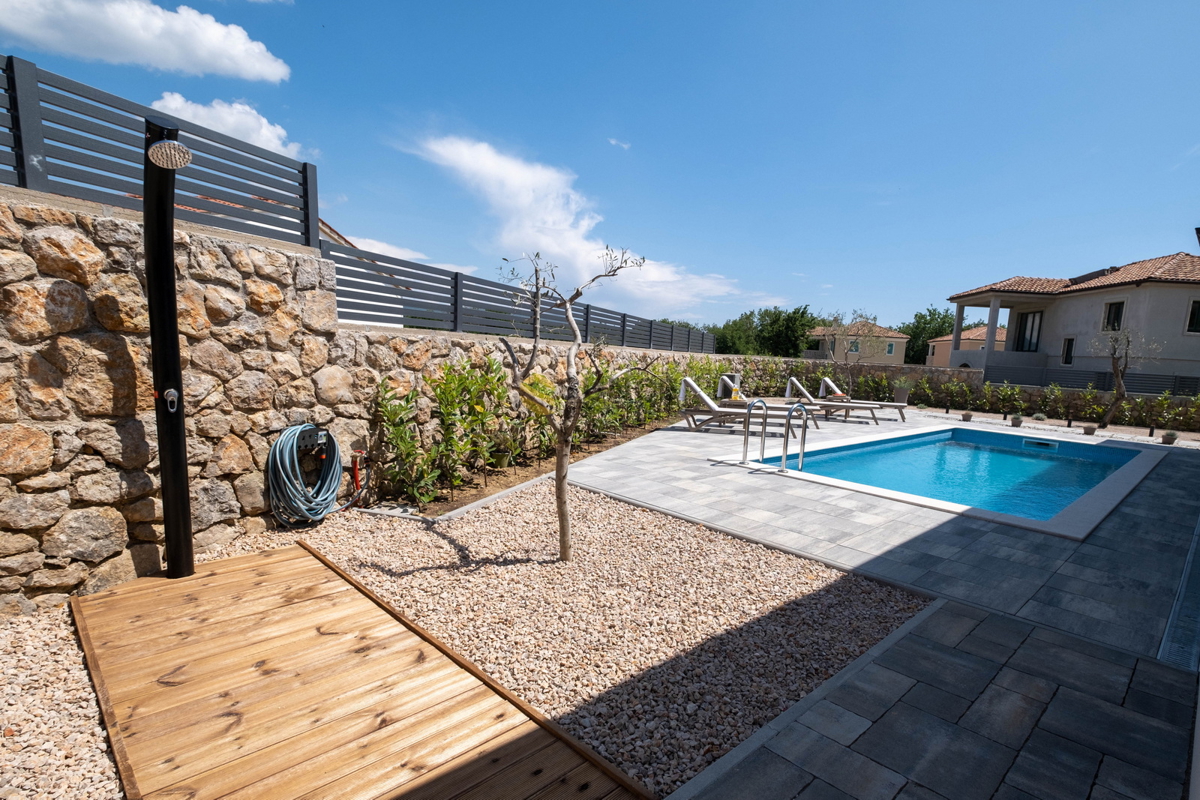 ISOLA DI KRK, villa splendidamente arredata con piscina in una posizione bellissima e tranquilla!