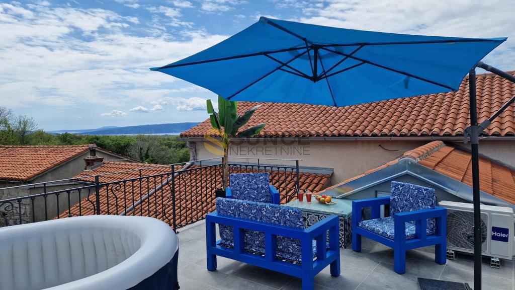 L&apos;ISOLA DI KRK, una casa in pietra splendidamente decorata con terrazza sul tetto e vista sul mare!