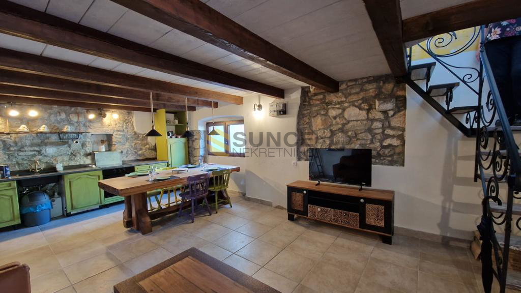 L&apos;ISOLA DI KRK, una casa in pietra splendidamente decorata con terrazza sul tetto e vista sul mare!