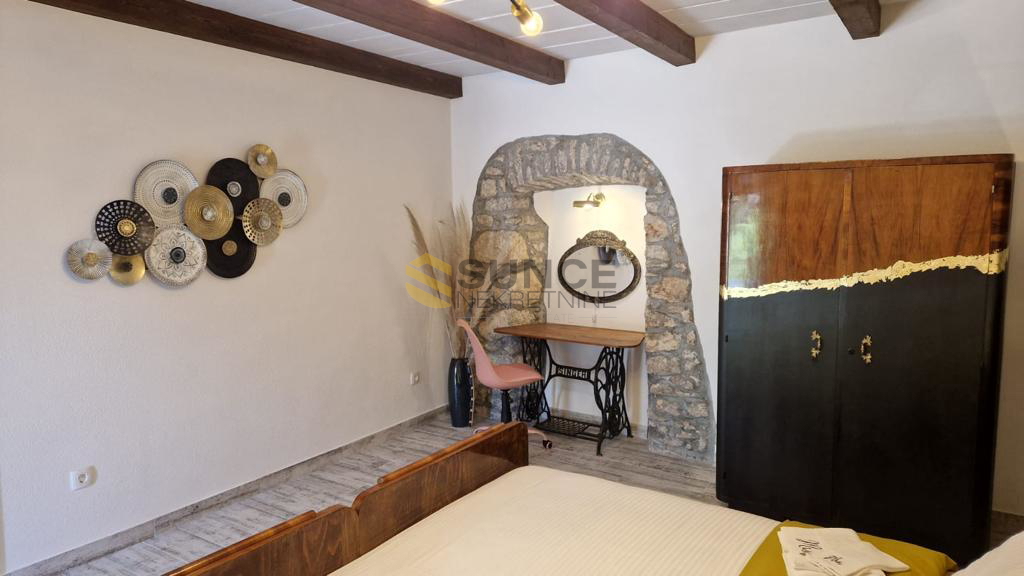 L&apos;ISOLA DI KRK, una casa in pietra splendidamente decorata con terrazza sul tetto e vista sul mare!