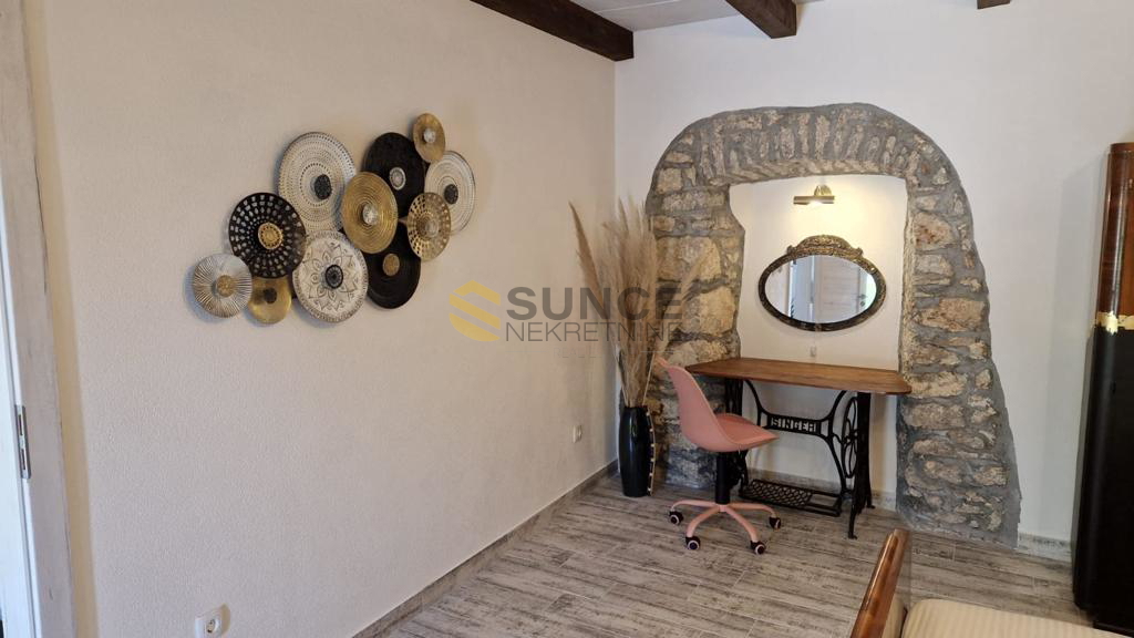 L&apos;ISOLA DI KRK, una casa in pietra splendidamente decorata con terrazza sul tetto e vista sul mare!