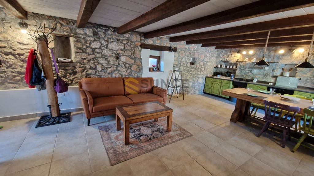 L&apos;ISOLA DI KRK, una casa in pietra splendidamente decorata con terrazza sul tetto e vista sul mare!