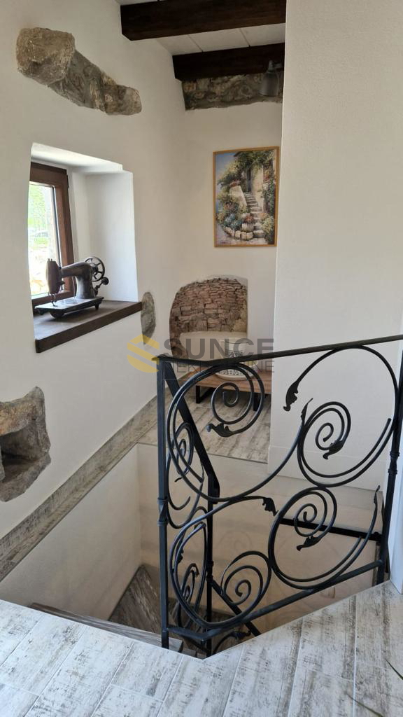 L&apos;ISOLA DI KRK, una casa in pietra splendidamente decorata con terrazza sul tetto e vista sul mare!
