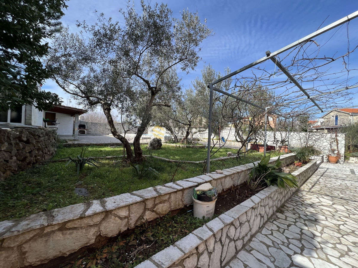 Isola di Krk, IN VENDITA casa vacanze indipendente con cinque appartamenti in una posizione bella e tranquilla!