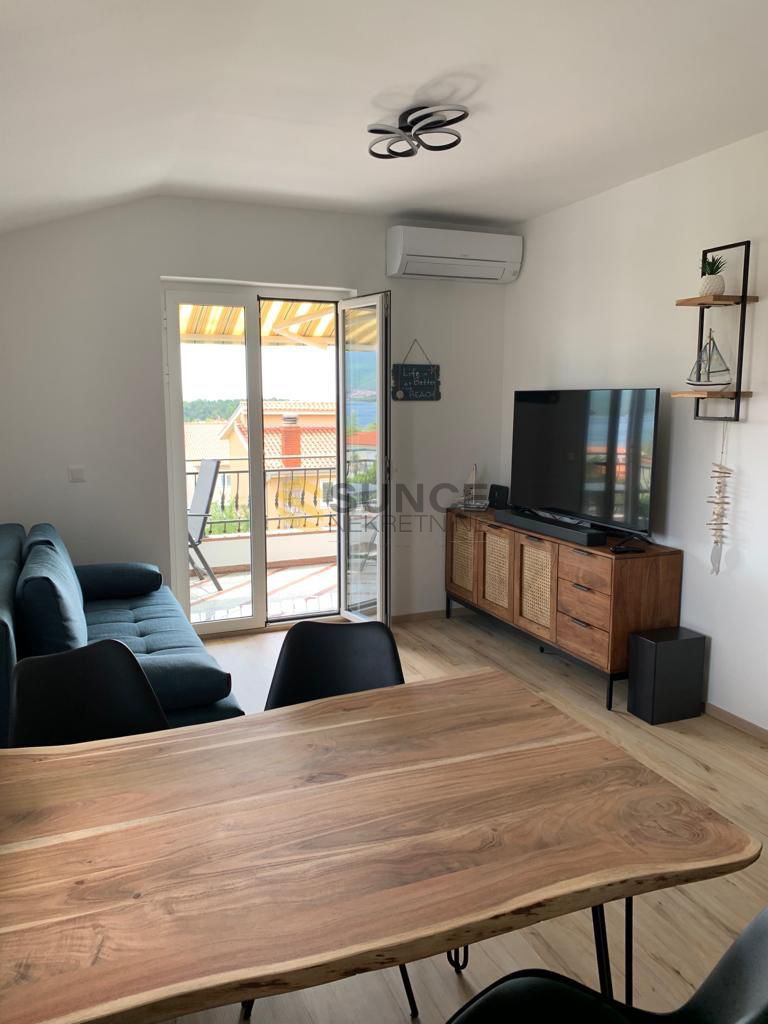 Città di Krk, appartamento recentemente ristrutturato e arredato in centro con vista!