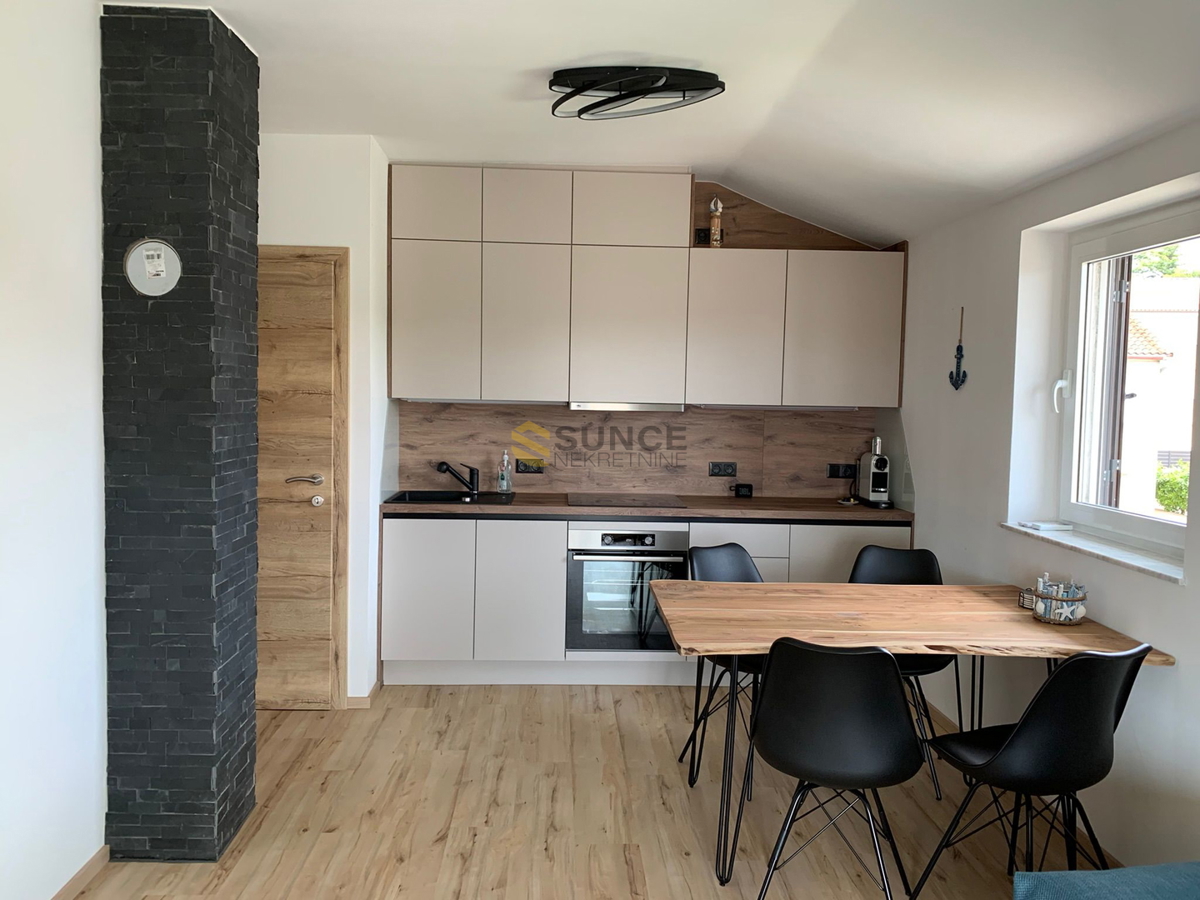 Città di Krk, appartamento recentemente ristrutturato e arredato in centro con vista!