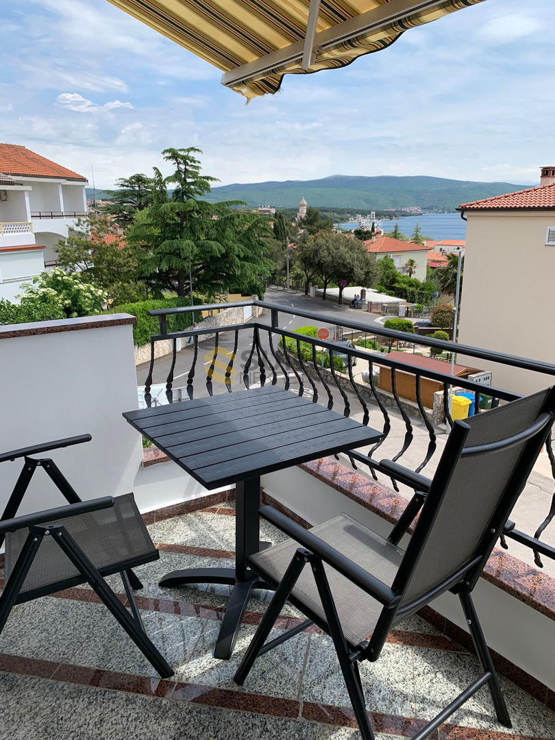 Città di Krk, appartamento recentemente ristrutturato e arredato in centro con vista!