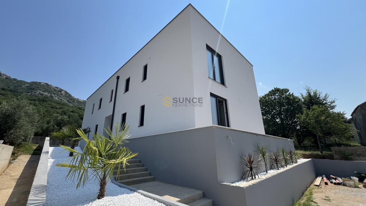 ISOLA DI KRK, BAŠKA, DINTORNI, nuovo appartamento al piano terra con giardino di 155 m2!