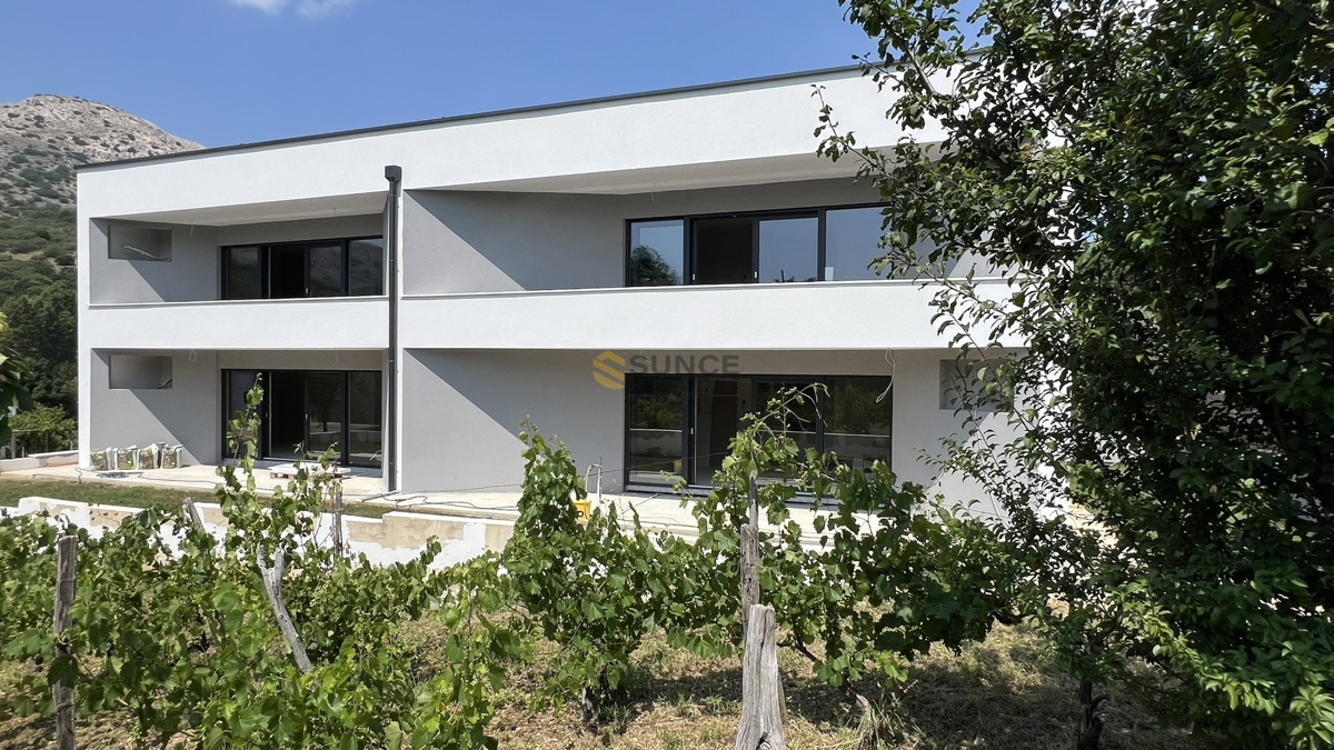 ISOLA DI KRK, BAŠKA, DINTORNI, nuovo appartamento al piano terra con giardino di 155 m2!