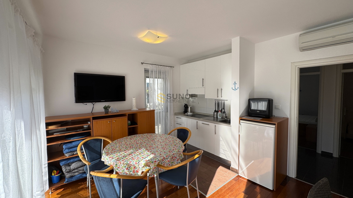 Città di Krk – appartamento arredato al piano terra con grande terrazza!