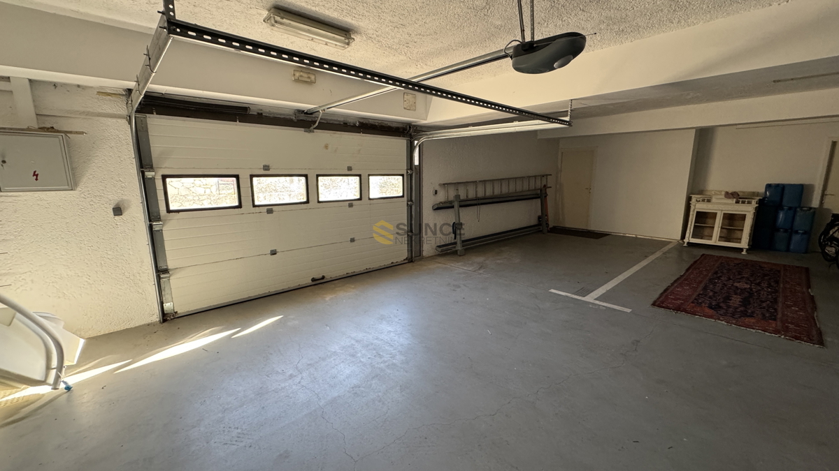 Città di Krk – appartamento arredato al piano terra con grande terrazza!