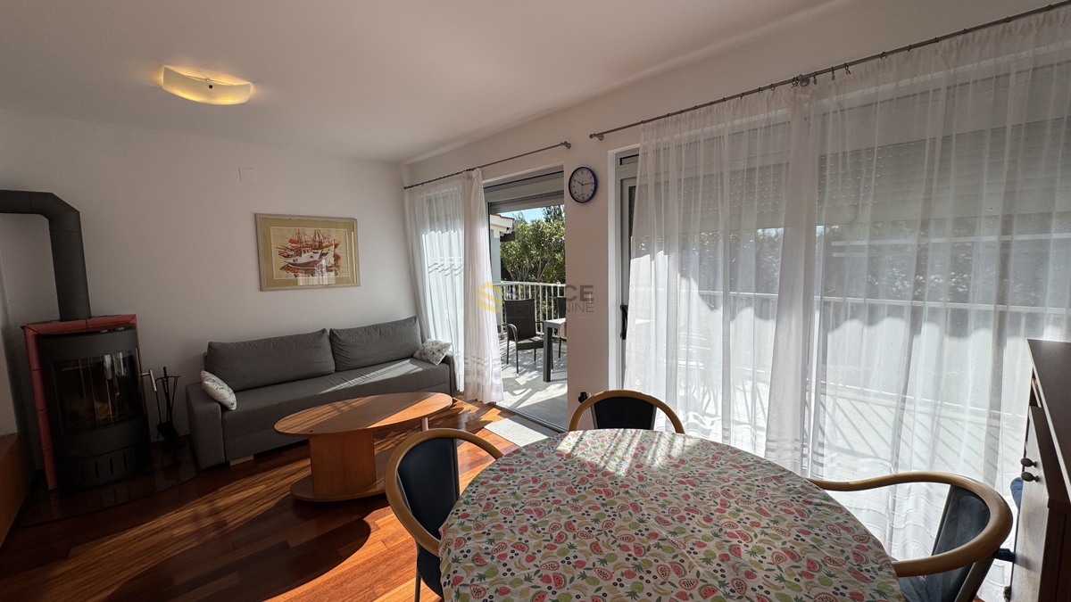 Città di Krk – appartamento arredato al piano terra con grande terrazza!