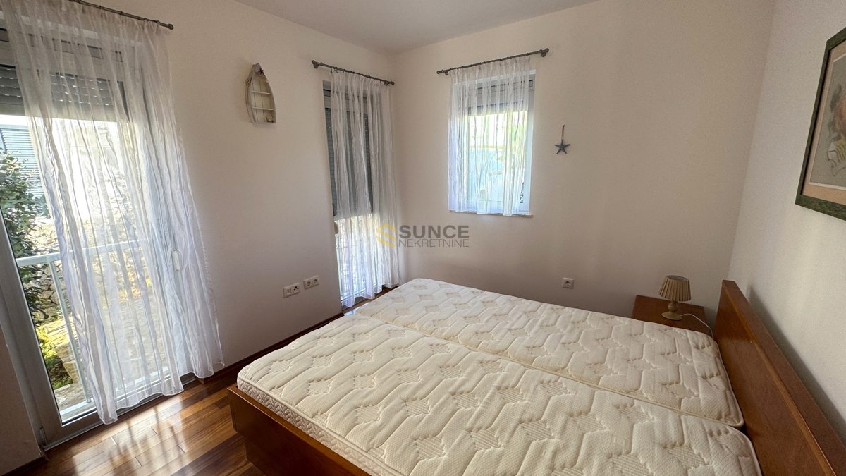 Città di Krk – appartamento arredato al piano terra con grande terrazza!