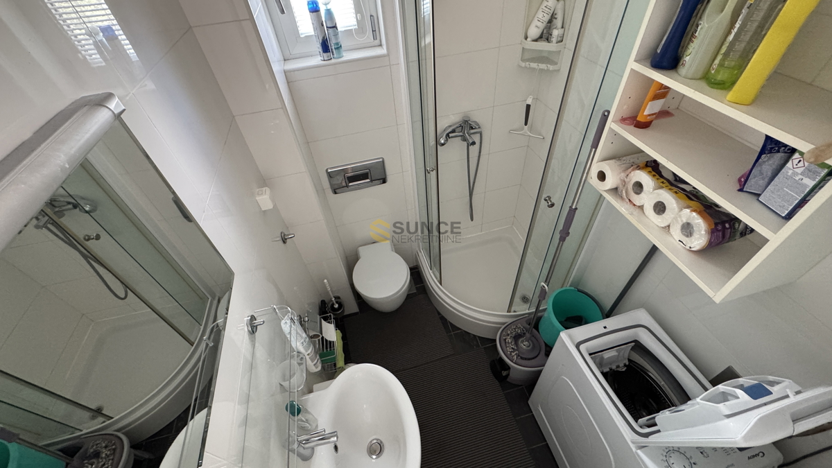 Città di Krk – appartamento arredato al piano terra con grande terrazza!