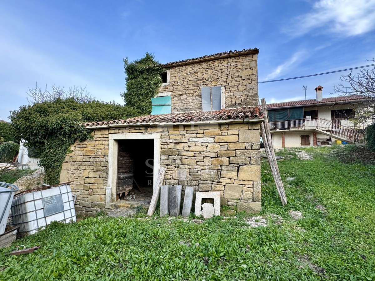 DINTORNI DI MOTOVUN - VECCHIO STONE CON VISTA SU MOTOVUN E PRINCIPALE PROGETTO DI RESTAURO
