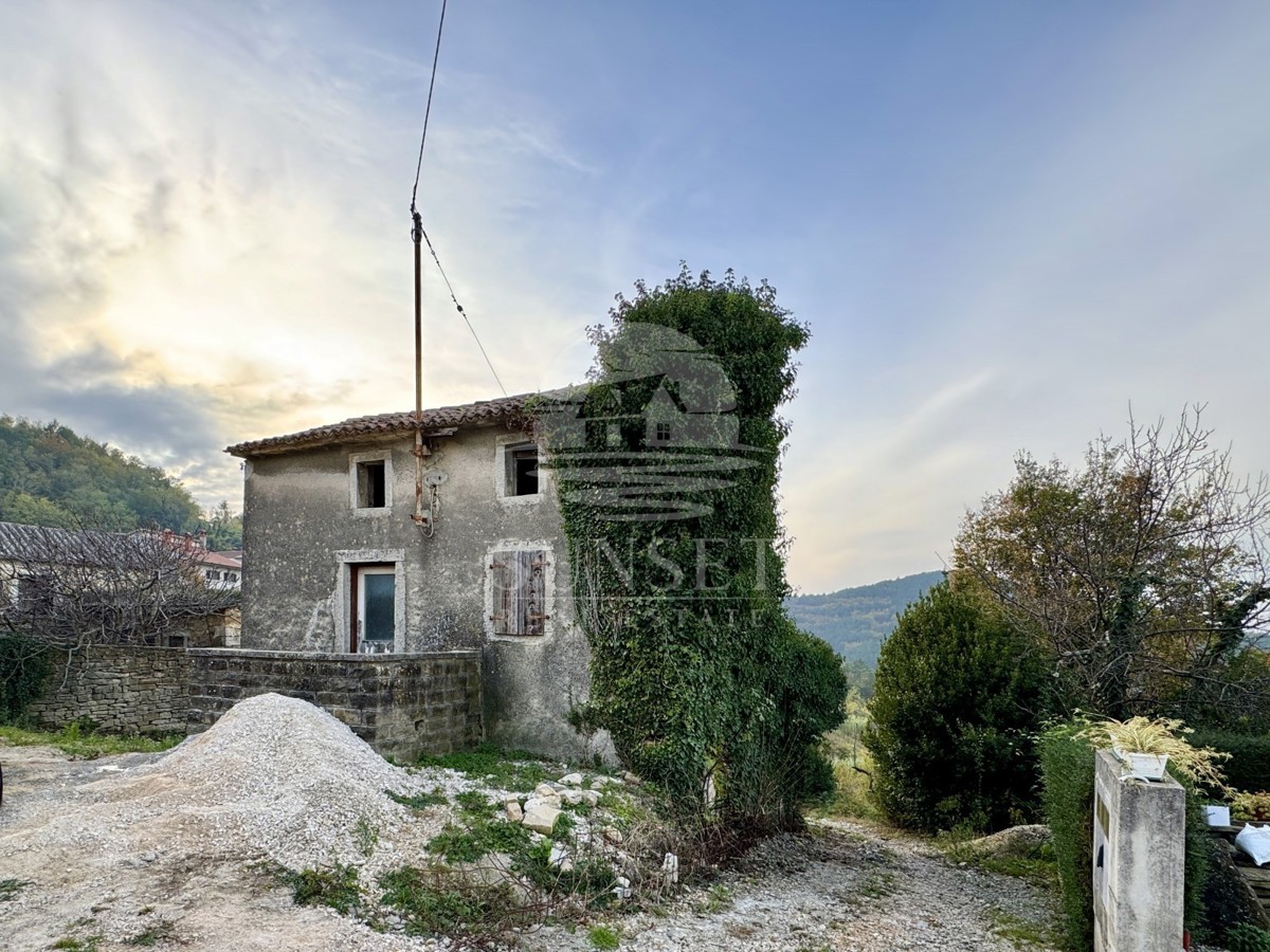 DINTORNI DI MOTOVUN - VECCHIO STONE CON VISTA SU MOTOVUN E PRINCIPALE PROGETTO DI RESTAURO
