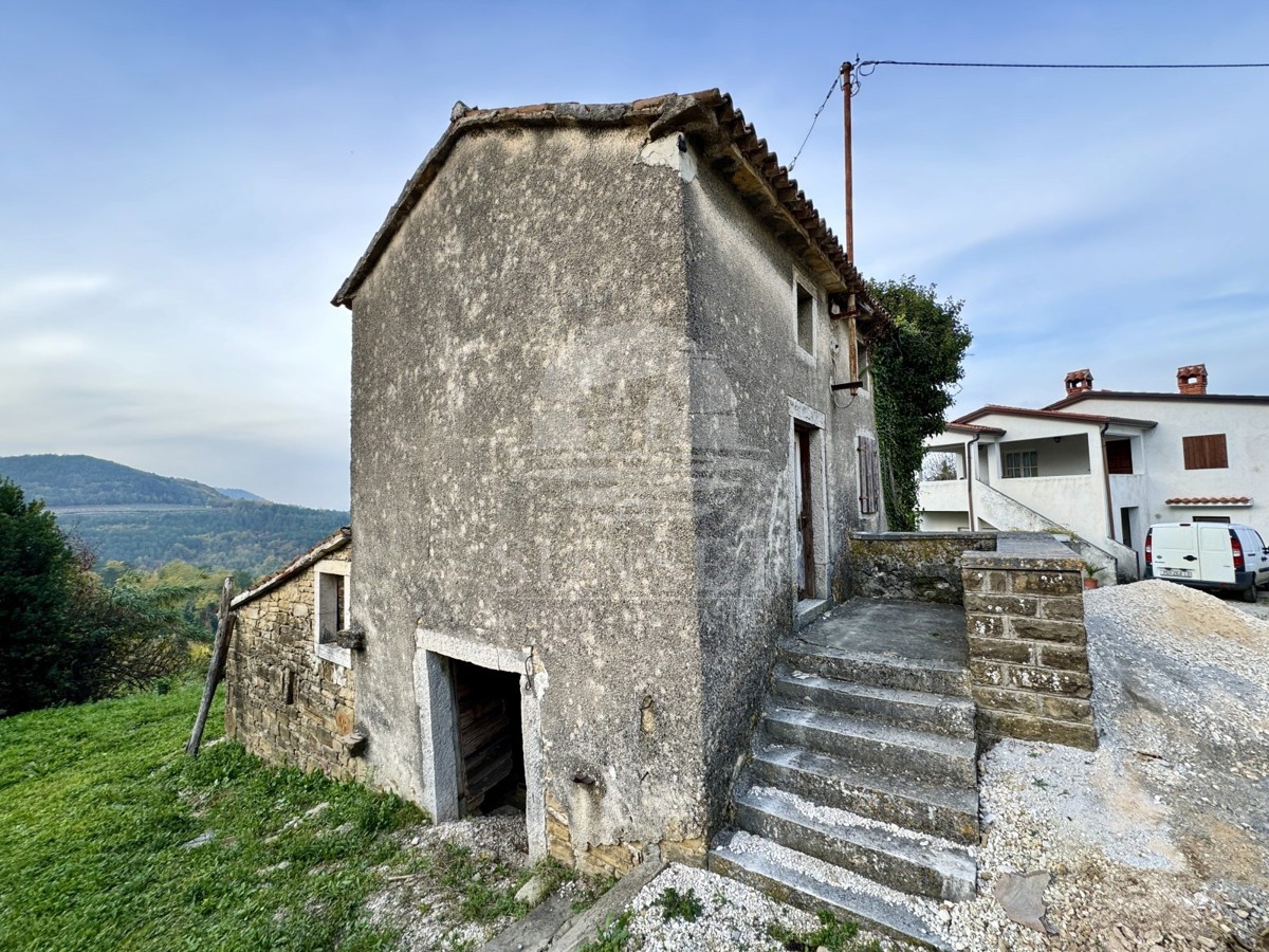 DINTORNI DI MOTOVUN - VECCHIO STONE CON VISTA SU MOTOVUN E PRINCIPALE PROGETTO DI RESTAURO