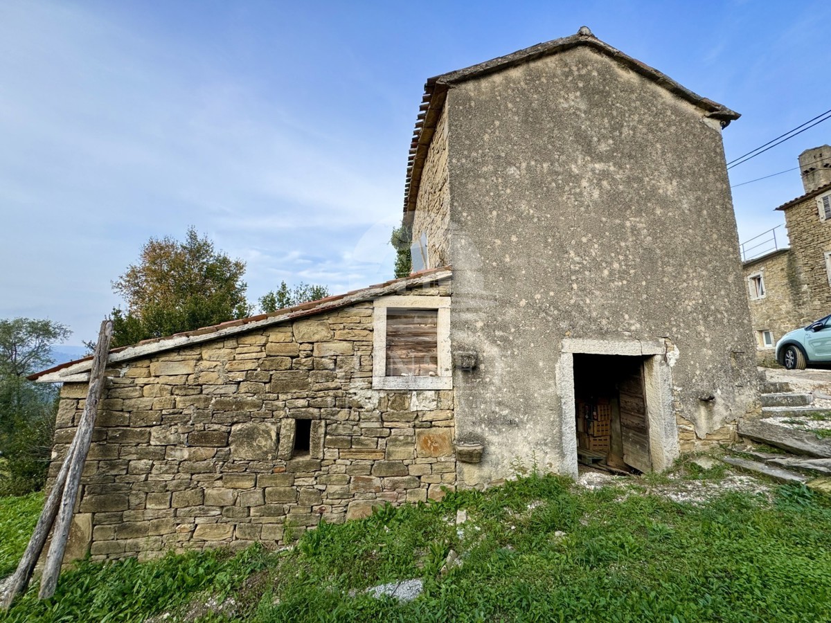 DINTORNI DI MOTOVUN - VECCHIO STONE CON VISTA SU MOTOVUN E PRINCIPALE PROGETTO DI RESTAURO