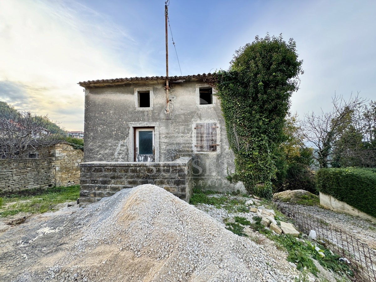 DINTORNI DI MOTOVUN - VECCHIO STONE CON VISTA SU MOTOVUN E PRINCIPALE PROGETTO DI RESTAURO