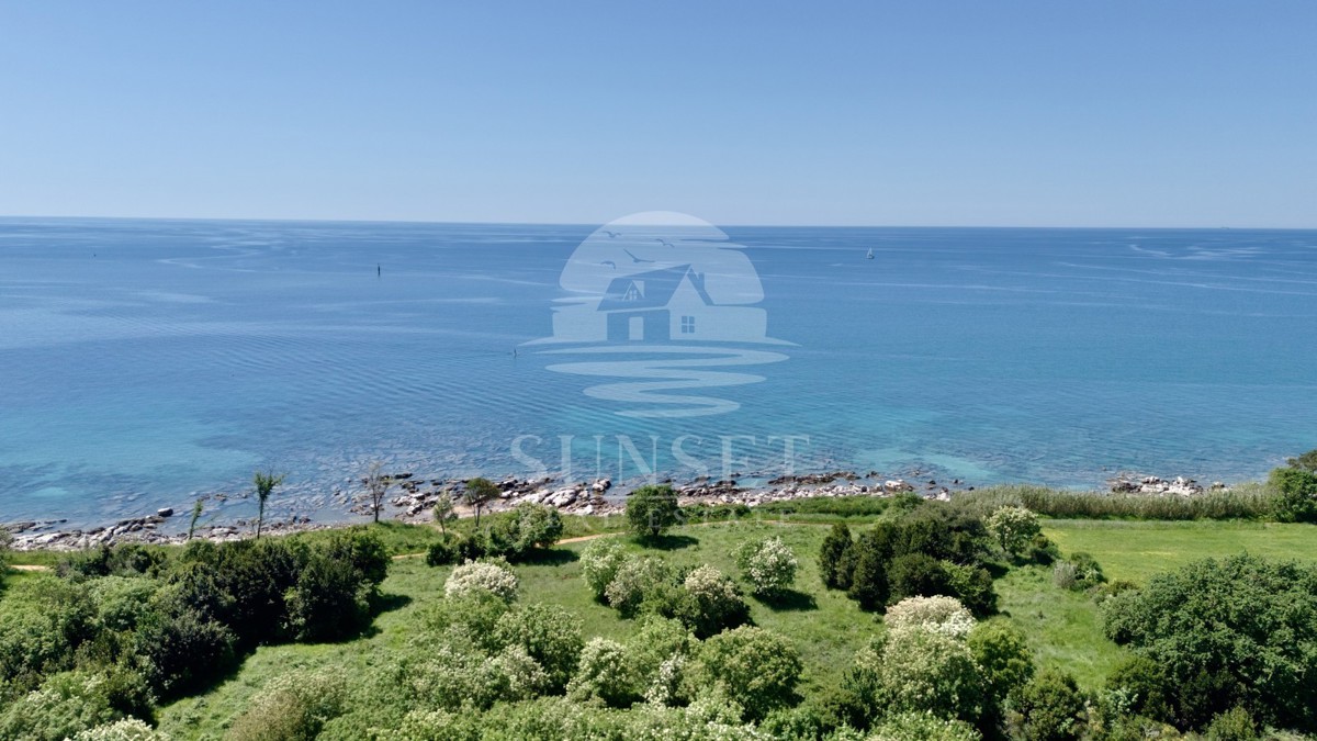 6.200 M² DI TERRENO EDIFICABILE IN PRIMA FILA SUL MARE – ZONA DI UMAGO