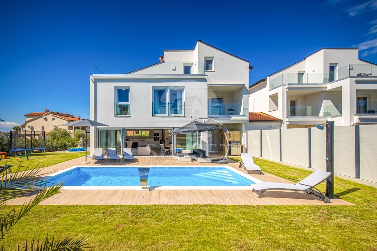 DINTORNI DI POREČ - VILLA LUXURY MODERNA CON PISCINA