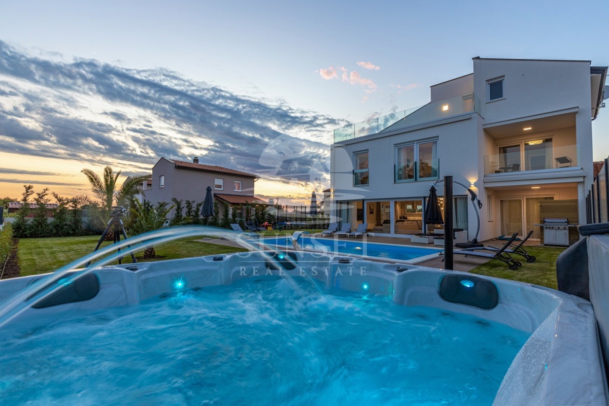 DINTORNI DI POREČ - VILLA LUXURY MODERNA CON PISCINA
