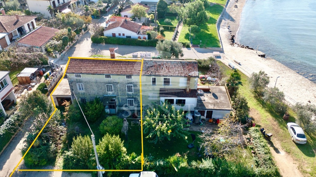 DINTORNI DI NOVIGRADO - CASA AUTOCTONA ISTRIANA CON GIARDINO A SOLI 30 METRI DAL MARE