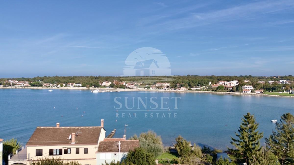 DINTORNI DI NOVIGRADO - CASA AUTOCTONA ISTRIANA CON GIARDINO A SOLI 30 METRI DAL MARE