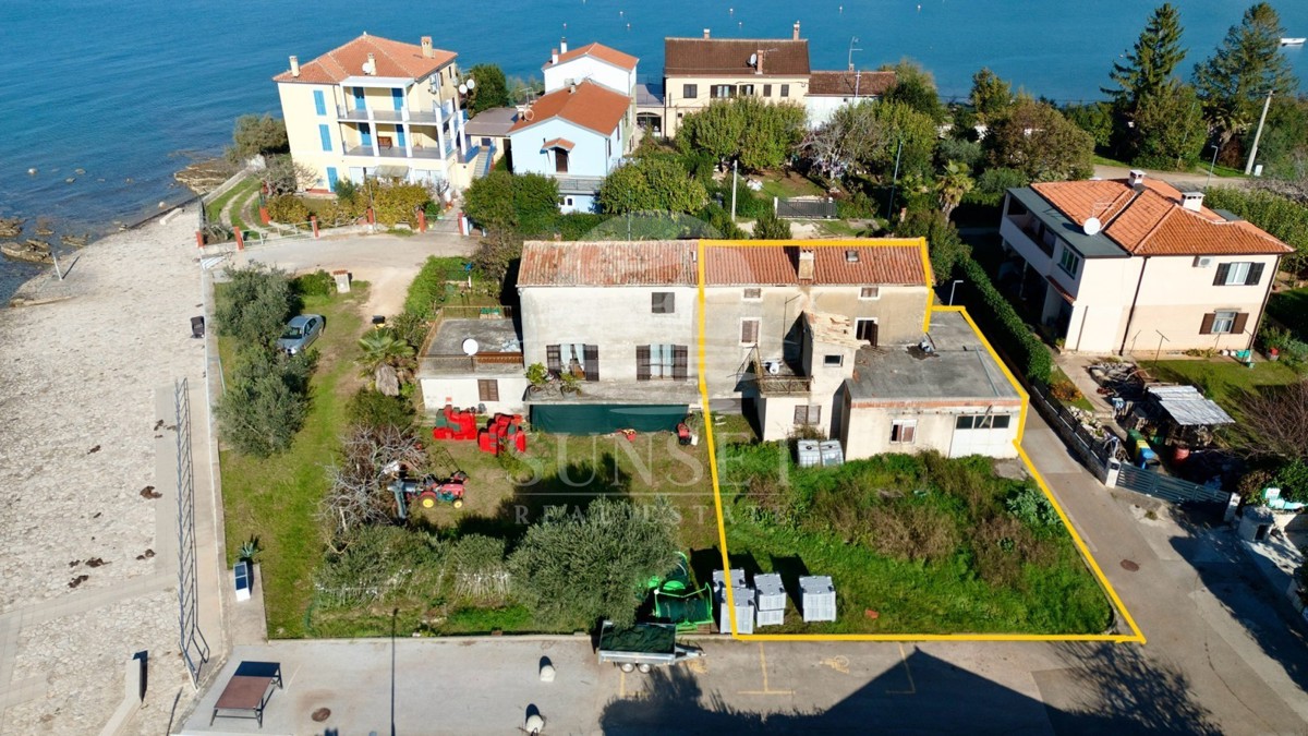 DINTORNI DI NOVIGRADO - CASA AUTOCTONA ISTRIANA CON GIARDINO A SOLI 30 METRI DAL MARE