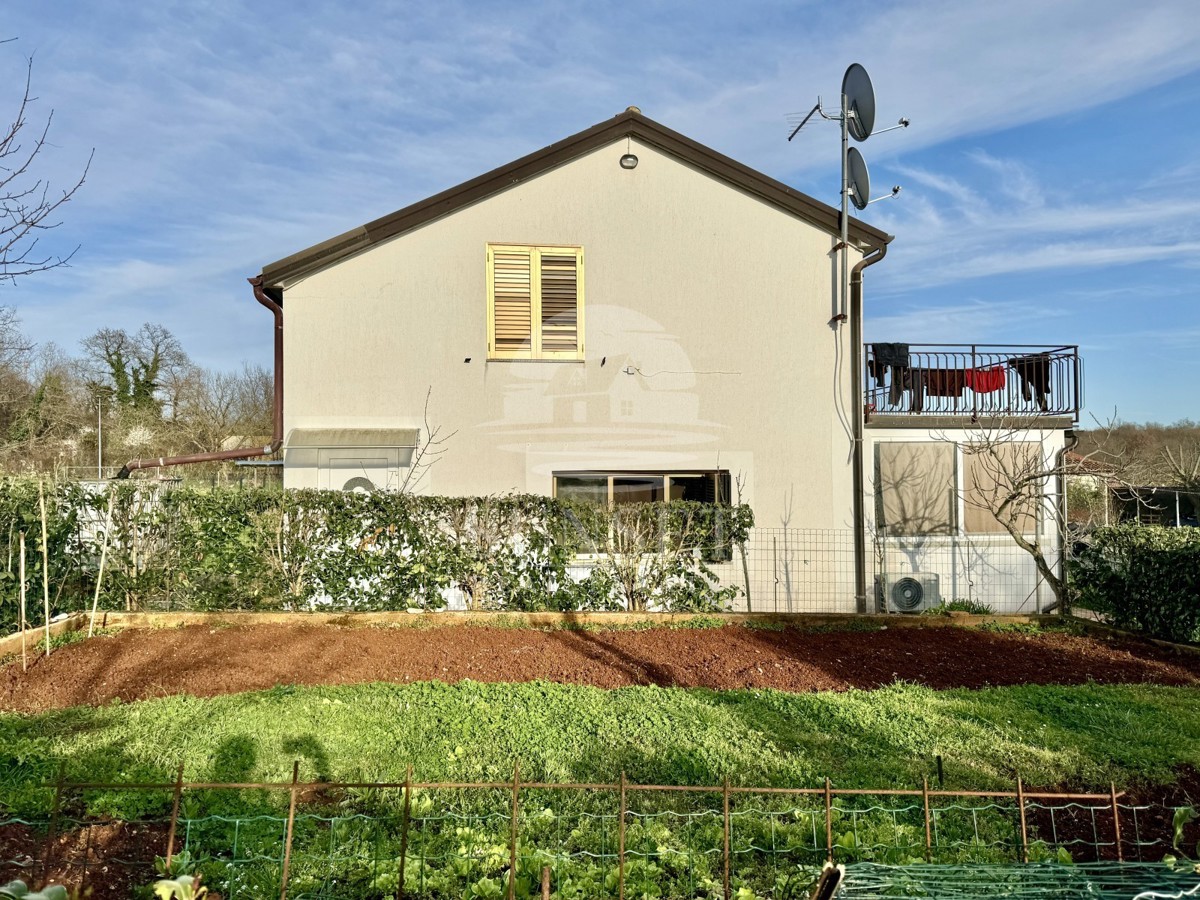 AMPIA PROPRIETÀ CON TRE UNITA ABITATIVE E AMPIO TERRENO VICINO AL MARE