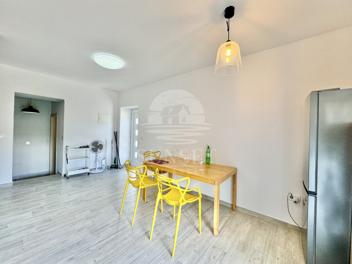 AFFASCINANTE CASA IN PIETRA ISTRIANA RISTRUTTURATA CON UNITÀ INDIPENDENTE AL PIANO TERRA E GIARDINO — VENDITA ESCLUSIVA