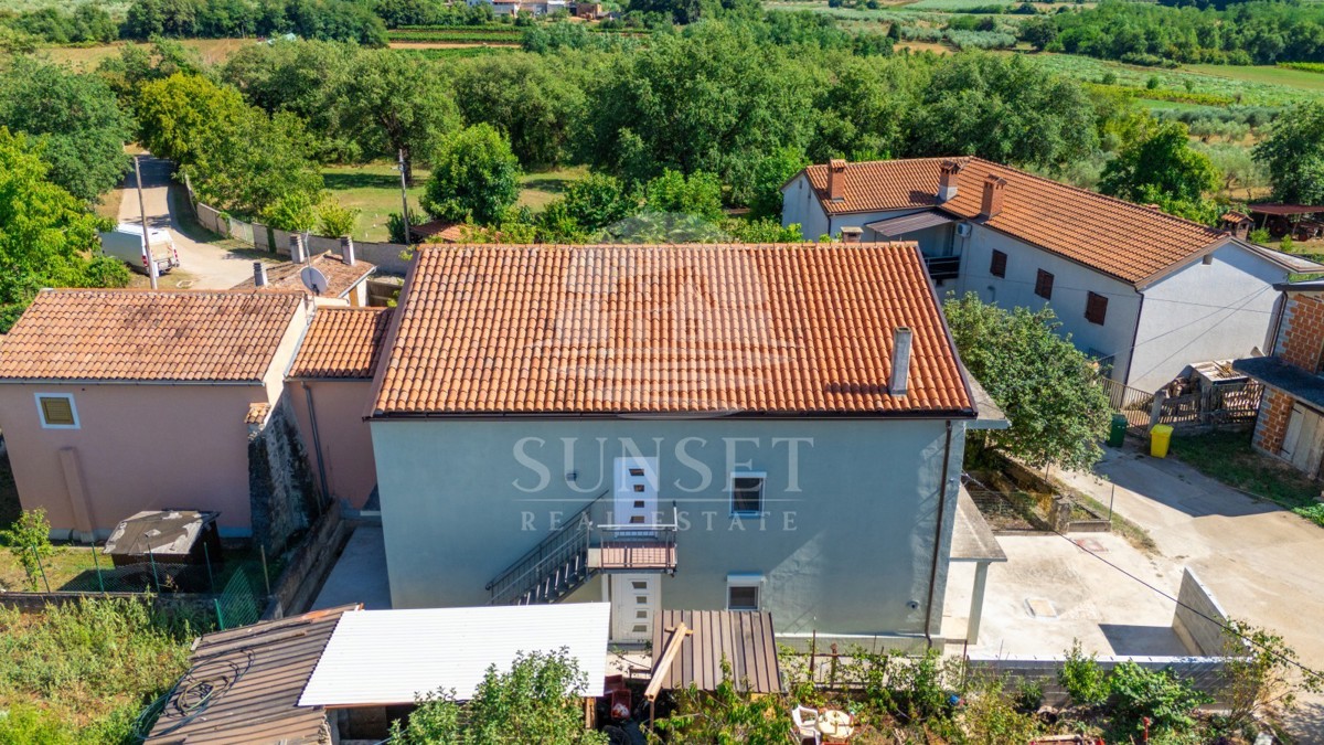 AFFASCINANTE CASA IN PIETRA ISTRIANA RISTRUTTURATA CON UNITÀ INDIPENDENTE AL PIANO TERRA E GIARDINO — VENDITA ESCLUSIVA