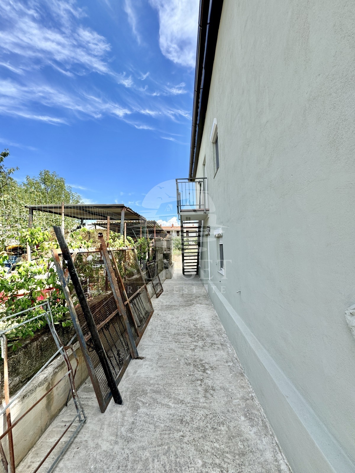 AFFASCINANTE CASA IN PIETRA ISTRIANA RISTRUTTURATA CON UNITÀ INDIPENDENTE AL PIANO TERRA E GIARDINO — VENDITA ESCLUSIVA