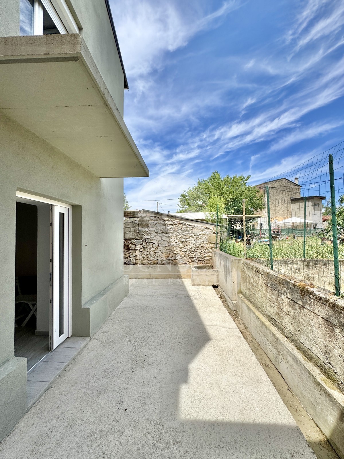 AFFASCINANTE CASA IN PIETRA ISTRIANA RISTRUTTURATA CON UNITÀ INDIPENDENTE AL PIANO TERRA E GIARDINO — VENDITA ESCLUSIVA