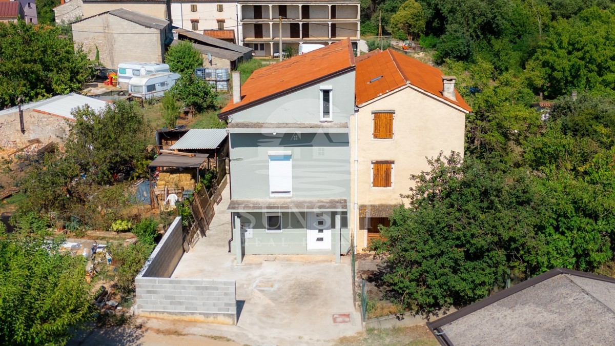 AFFASCINANTE CASA IN PIETRA ISTRIANA RISTRUTTURATA CON UNITÀ INDIPENDENTE AL PIANO TERRA E GIARDINO — VENDITA ESCLUSIVA