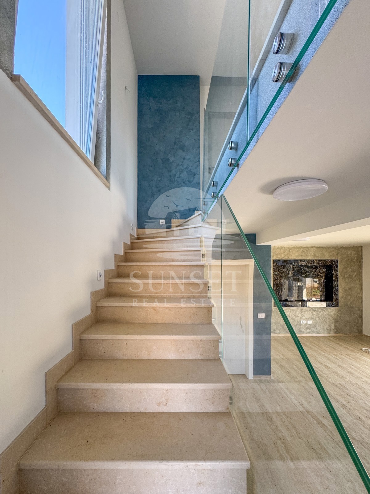 MODERNA CASA BIFAMILIARE DI ALTA QUALITÀ NELLA ZONA DI MOMJAN